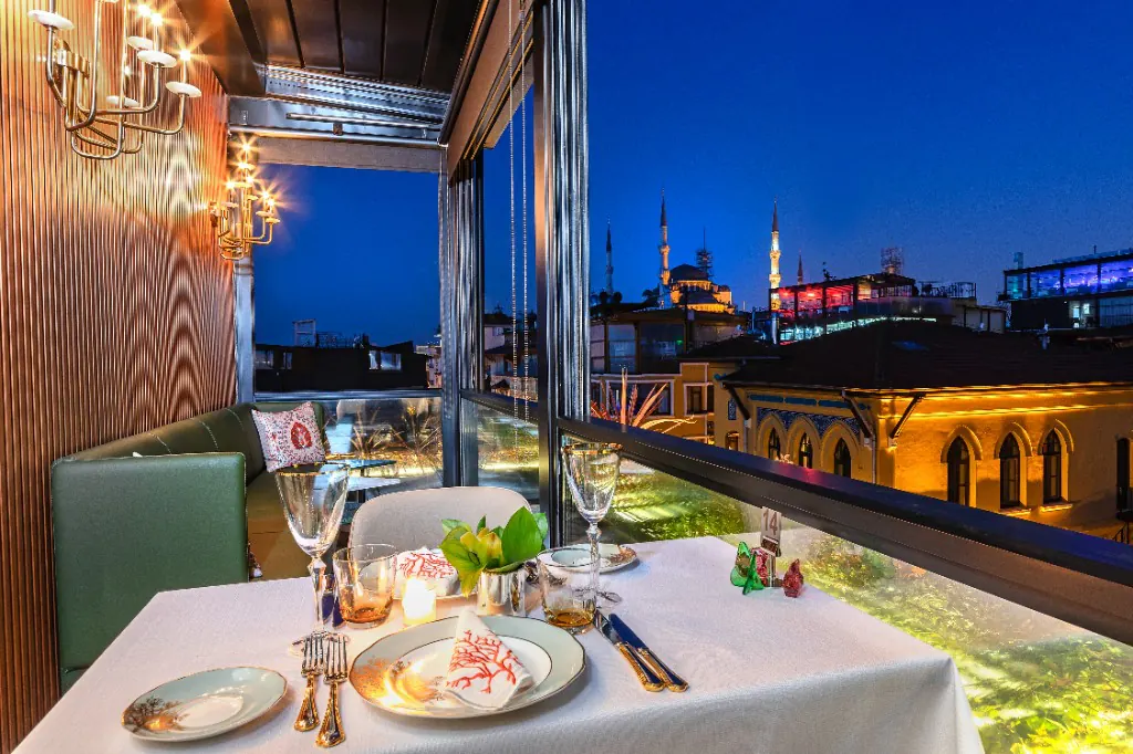 AYA Roof Lounge terası, gece Ayasofya ve Sultanahmet Camii manzarası